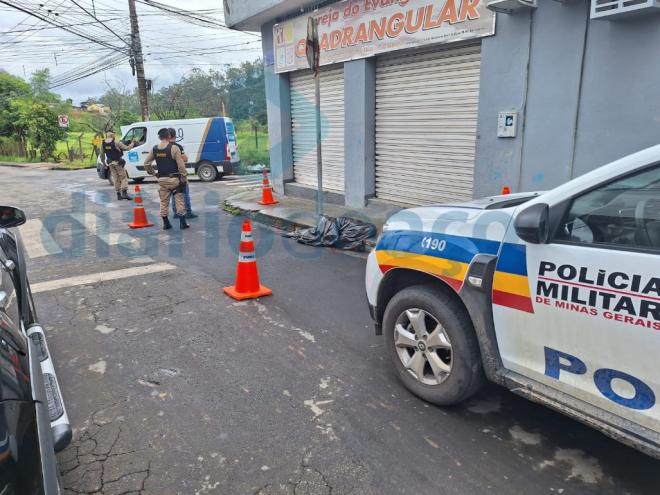 Usuário de entorpecente desentendeu-se com outros indivíduos, foi esfaqueado, correu e caiu em frente a essa igreja, no Vila Ipanema