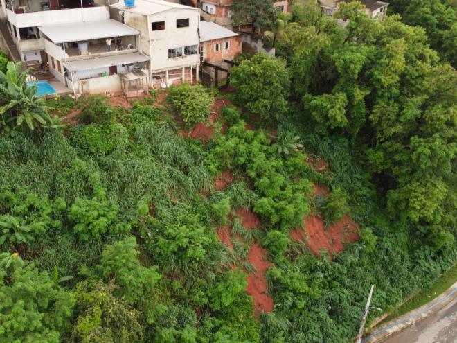 Foram registrados deslizamentos de terra na cidade desde a madrugada de domingo