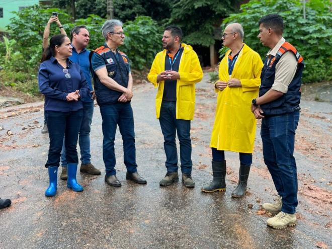 Governador visitou um dos pontos mais atingidos da cidade pela chuva intensa de domingo e segunda-feira
