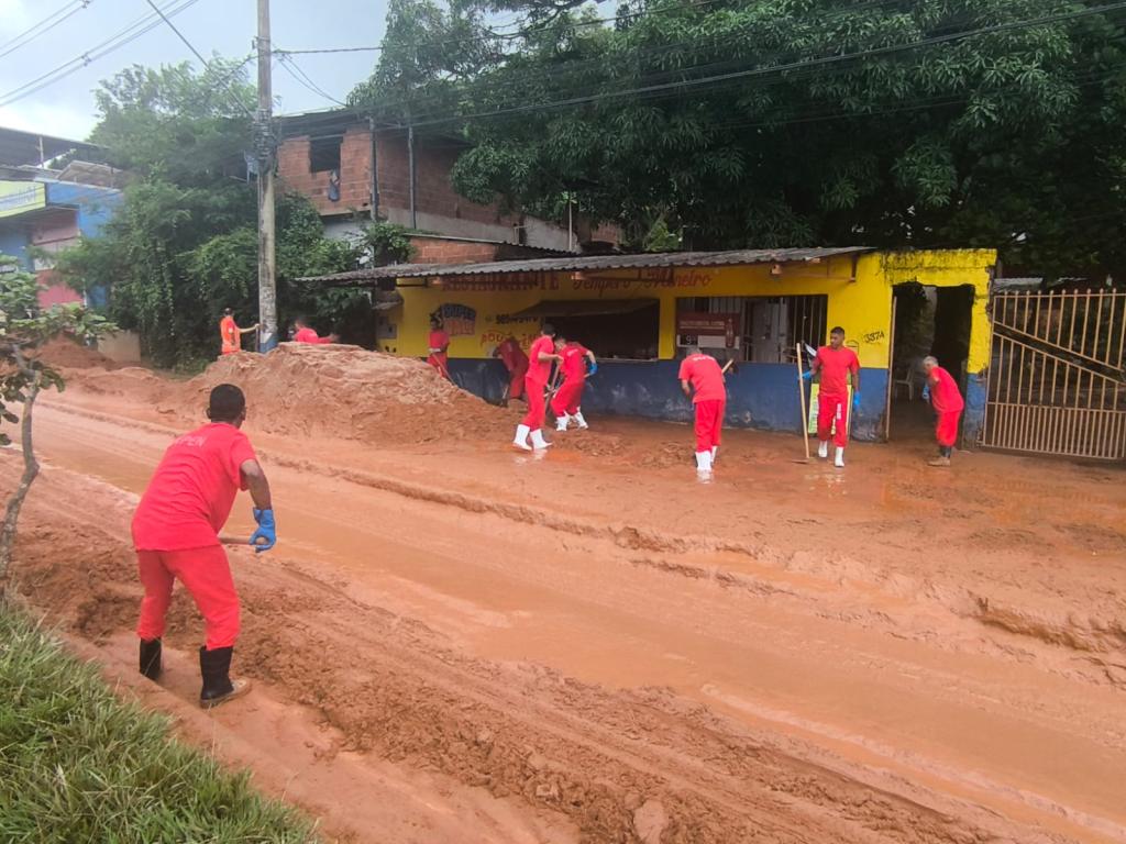 Presos que já atuam no trabalho externo durante o dia, em empresas, foram enviados para atuarem na remoção de detritos das vias públicas atingidas por catástrofe 