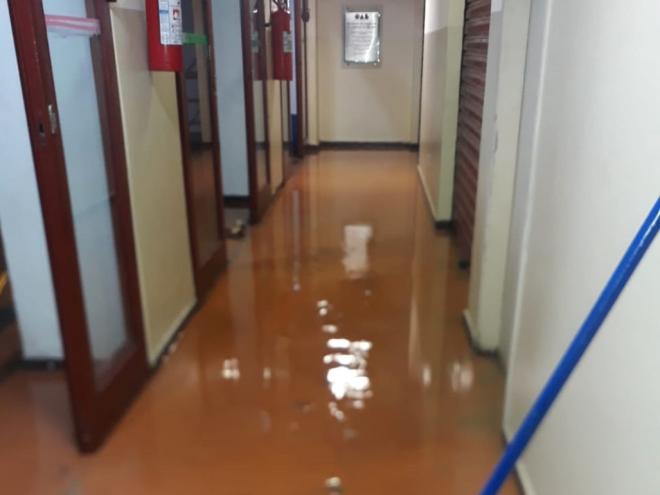 A água da chuva também invadiu o térreo do fórum Geraldo Perlingeiro de abreu, no bairro Timirim