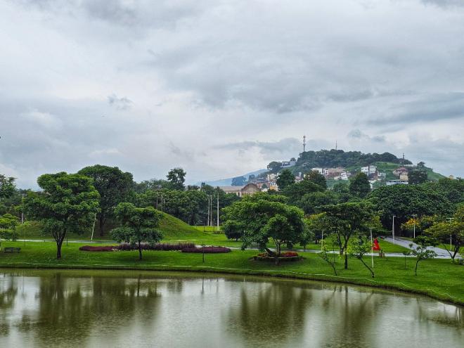 Manhã  está nublada e chuvosa nesta terça-feira 