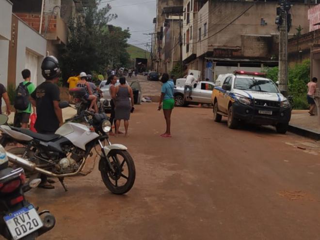 A primeira ação no local foi da Polícia Militar, que recomendou desocupação imediata dos imóveis, onde moradores estão escutando estalos na estrutura 