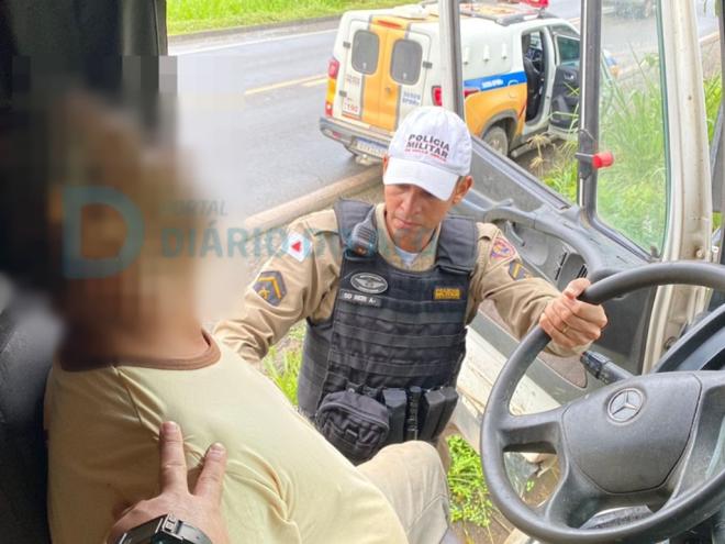O momento que o motorista recebe o atendimento dos policiais militares rodoviários