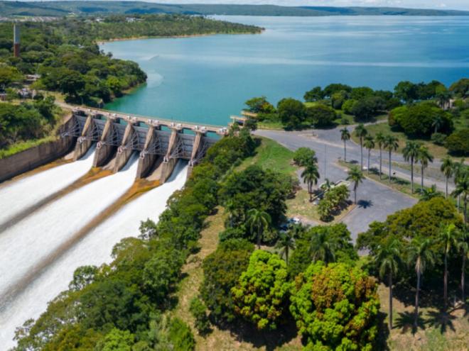 Reservatórios fio d?água e acumulação desempenham papéis distintos no controle de cheias e na geração de energia