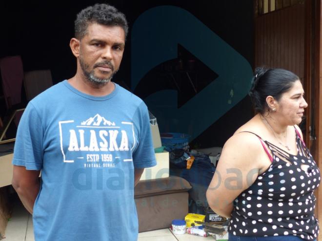 Admilson ajudou o filho a tirar os pertences do apartamento, que está em risco, segundo a Defesa Civil