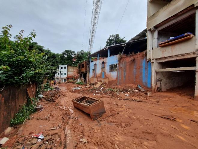 Rua Turim, no Bethânia, sofreu mais de um deslizamento na madrugada de domingo (12)