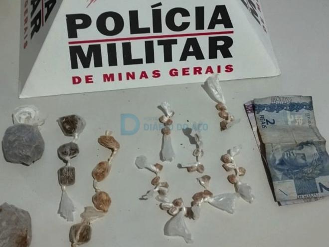 As pedras de crack e porções de maconha apreendidas com o adolescente infrator