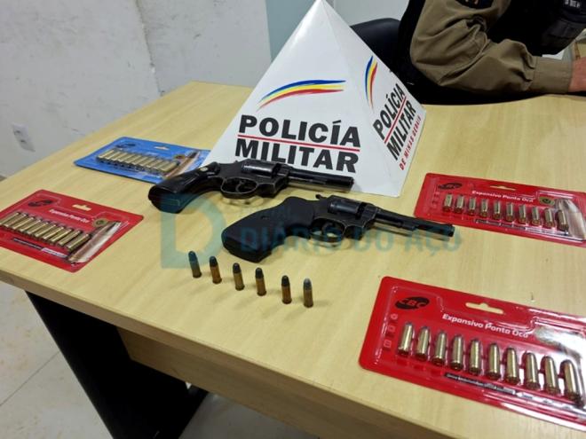As duas armas, de calibres 32 e 38, além da munição dos revólveres que foram apreendidas