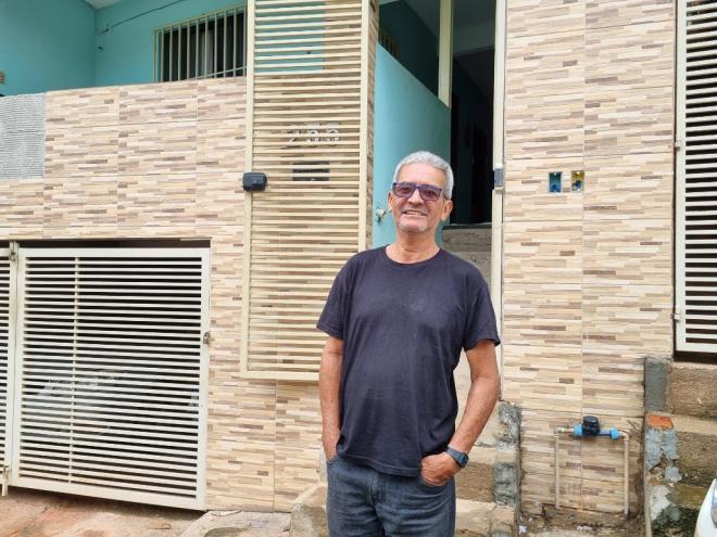 Osias e família se revezam durante a madrugada para sempre ter alguém ''vigiando'' a chuva 