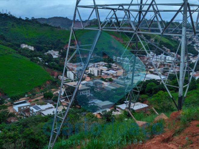 A torre está em um local de grande risco de deslizamento 