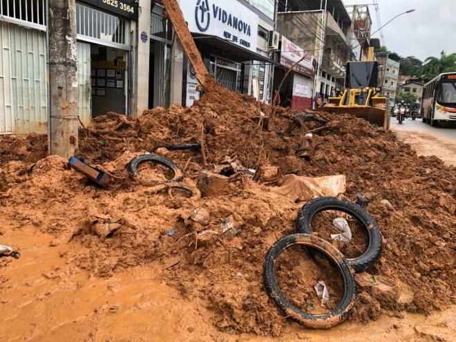 Limpeza dos estabelecimentos atingidos é feita pelos proprietários e amigos