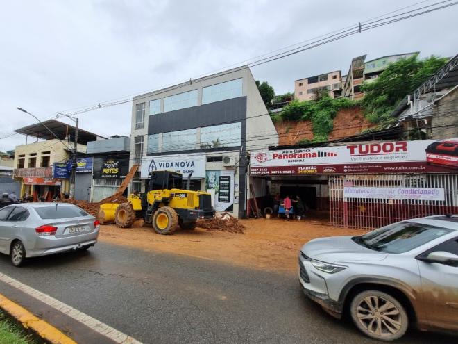 O barranco acima das lojas da avenida JK cedeu e a terra tomou conta dos estabelecimentos, que ainda estão fechados para limpeza