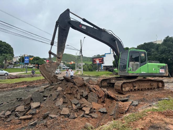 Equipes atuam em diversos pontos, mas em alguns casos os estragos foram tão intensos que ainda não possivel serem reabertos para trânsito 
