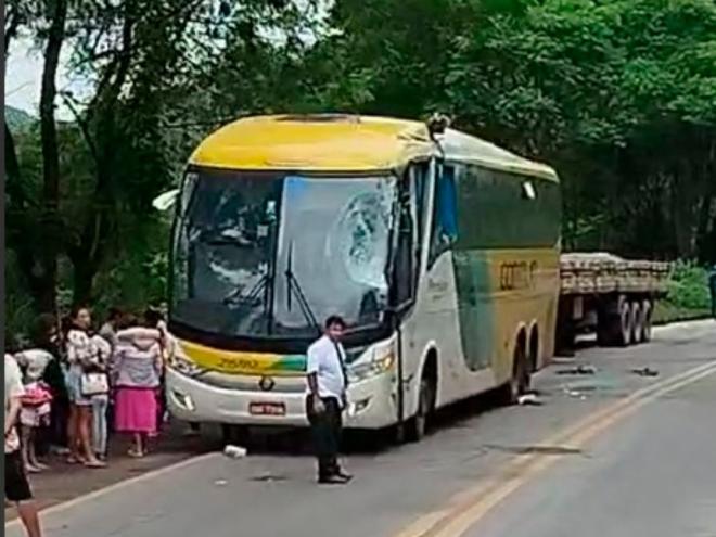 Parabrisa próximo ao motorista foi danificado