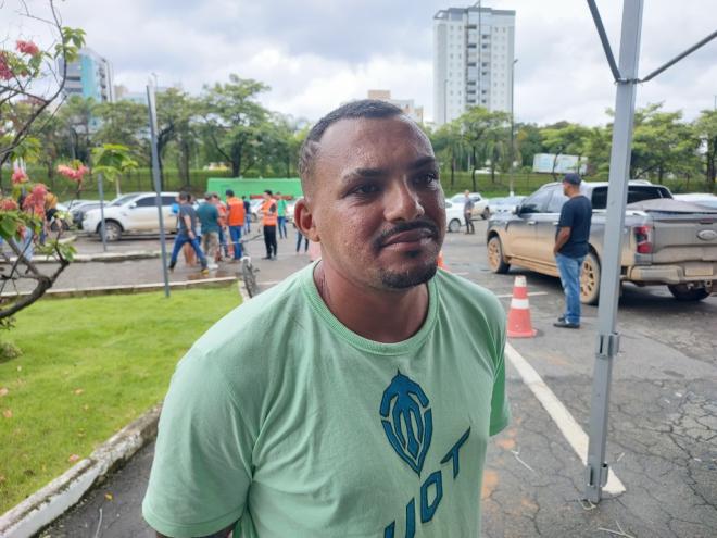A casa de Wanderson Santos, no bairro Forquilha, foi invadida por lama, e ele foi acolhido no abrigo do Ipatingão