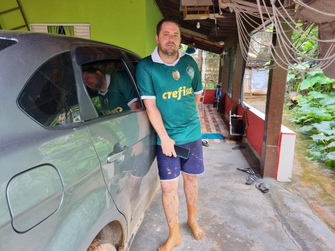 Quatro dias após a tragédia, José Roberto ainda retirava excesso de barro da rua Mandi