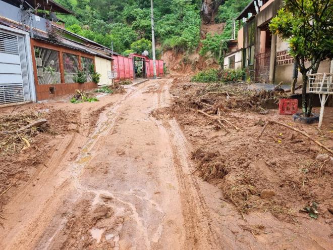 A residência de José Roberto é bem próxima à encosta que cedeu com a forte chuva