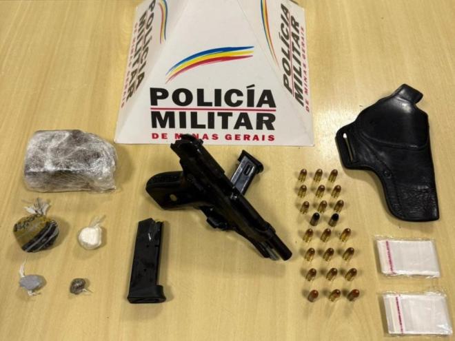Com o jovem detido policiais apreenderam arma, munição e porções de entorpecentes  