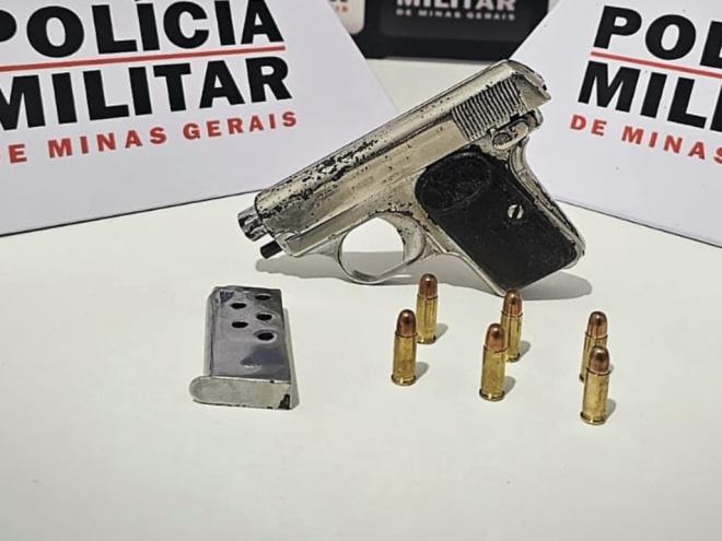 Investigado como suspeito de autoria de homicidio no Novo Tempo estava em um bar, portando essa pistola, quando a polícia chegou 