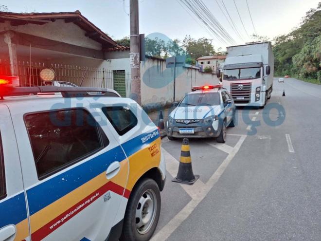 Carga de cigarros contrabandeados apreendida no meio do mato, em São José do Goiabal, foi entregue na sede da Polícia Federal em Ipatinga
