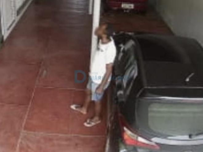 Câmeras de segurança registraram o homem enquanto perturbava a vítima em sua residência, no Cariru em Ipatinga 