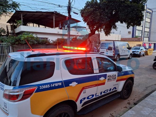 Homem deparou-se com ladrão no terraço da residência, alega que o invasor reagiu à abordagem e, para se defender, efetuou cinco tiros contra o indivíduo que caiu morto nos fundos do imóvel 