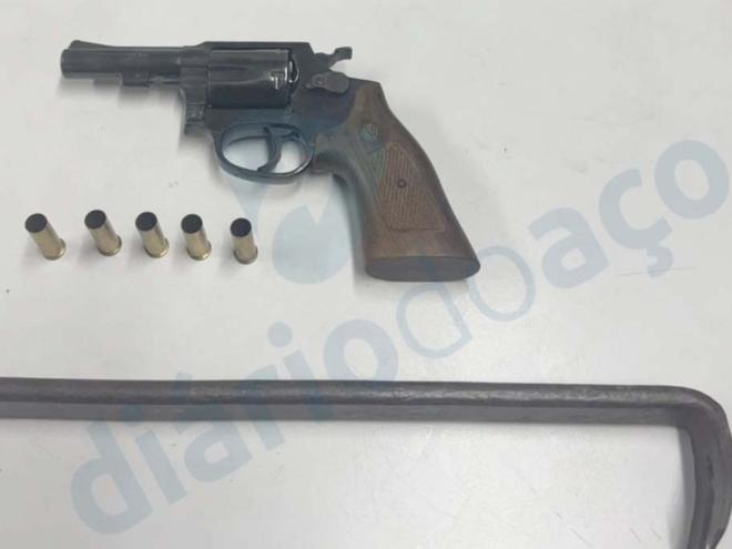 Arma que o idoso usou para defender-se e o pé-de-cabra que o invasor teria usado para ameaçar o idoso 