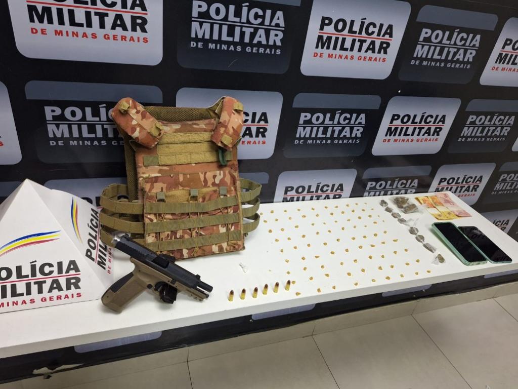 Além da arma foram recolhidos, capa de colete, dinheiro, celular e porções de drogas com os traficantes 