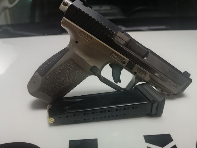 Pistola calibre 9mm, de fabricação turca foi apreendida com dois traficantes, membros de facção criminosa 