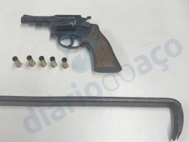 A arma que o idoso usou para atirar no ladrão e o pé-de-cabra que teria sido usado por Uenderson