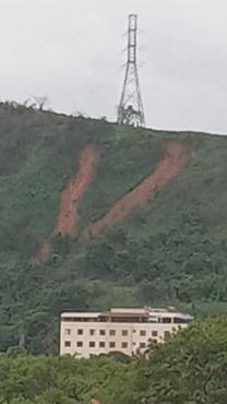 O deslizamento ocorreu após a forte chuva do dia 12/1; Técnicos avaliam que não há risco de queda da torre