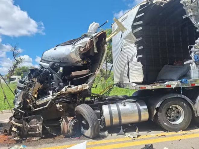 Scania que o adolescente conduzia ficou completamente destruido no impacto com outra carreta, o pai do menor de idade dormia no momento do acidente 