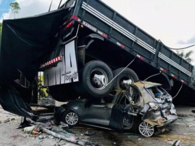 Além do ônibus, também foi atingido um Fiat Argos com três pessoas que sobreviveram apesar dos ferimentos sofridos 