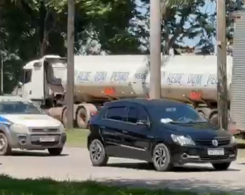 Carreta tanque foi atingida pelo Ford Focus e o motorista do caminhão parou logo à frente 