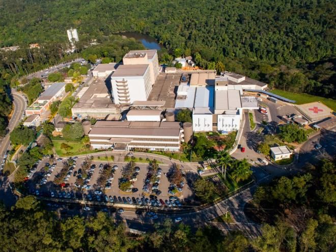 A escolaridade mínima exigida varia conforme o cargo, sendo algumas vagas acessíveis a partir da 6ª série do Ensino Fundamental 