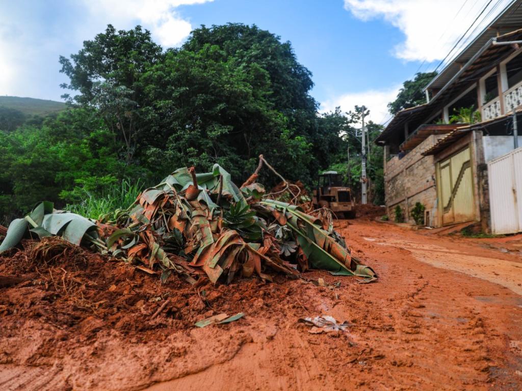 Passados 11 dias da catástrofe, equipes e máquinas atuam em diversas frentes para desobstruir acessos viários 