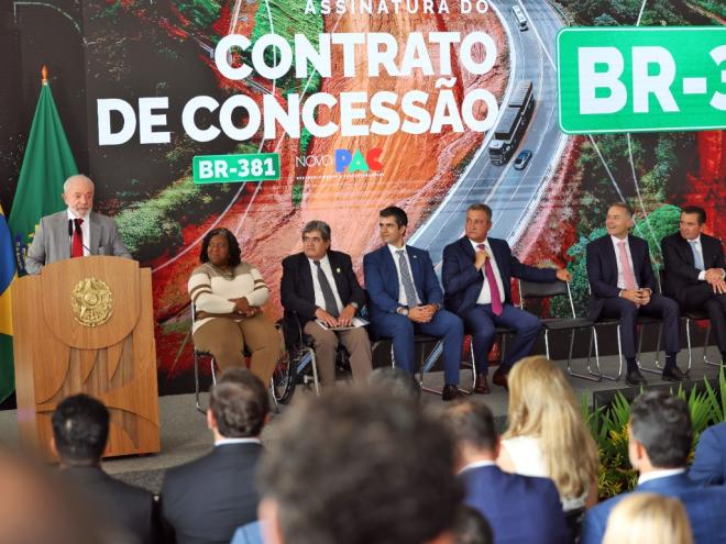 Lula durante assinatura do contrato de concessão da BR-381 à iniciativa privada