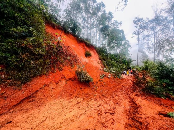 A interrupção do transporte coletivo, causada pela chuva, danificou vias e comprometeu serviços em diversas regiões da cidade 