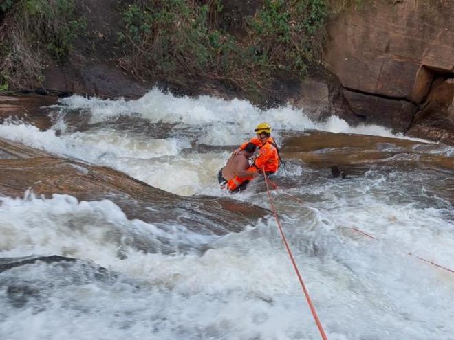 Homem escorregou e ficou ilhado em meio a forte correnteza e em um local de dificil acesso na cachoeira 
