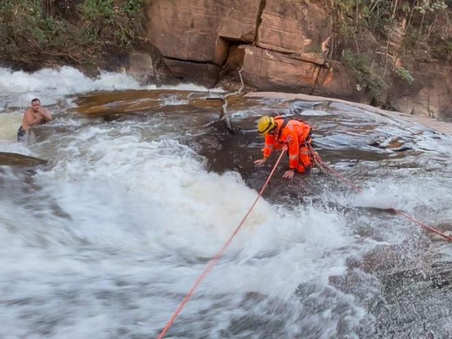 Equipe dos bombeiros traçou rota com técnicas de escalada e conseguiu alcançar a vítima