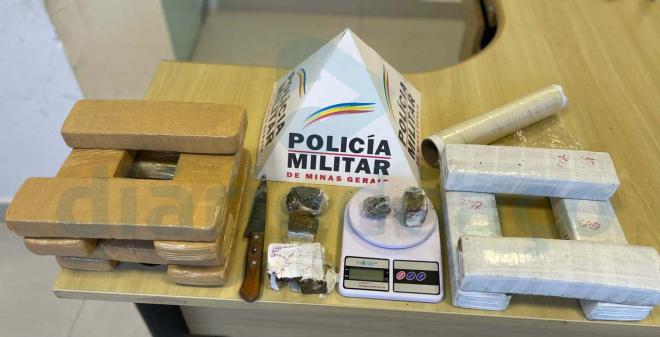 Foram recolhidas treze barras de maconha e três pessoas foram presas por envolvimento com o tráfico 
