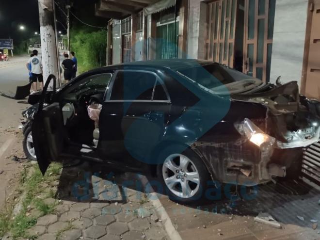 Corolla bateu em um veículo, no portão de dois imóveis e chocou-se contra um poste de energia