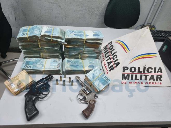 O dinheiro, as duas armas, a motocicleta e um jovem que portava uma das armas foram levados para a delegacia e o caso ainda está em apuração 