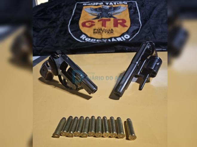 Os dois revólveres encontrados na Fiat Toro abordada em Belo Oriente na noite de domingo