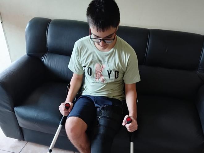 Menino caiu em casa e rompeu os ligamentos da perna esquerda