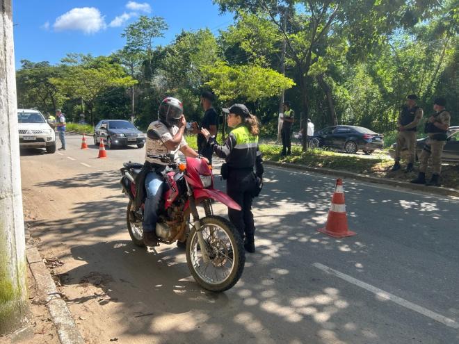Os agentes de trânsito distribuíram material contendo orientações sobre como contribuir para um trânsito mais seguro