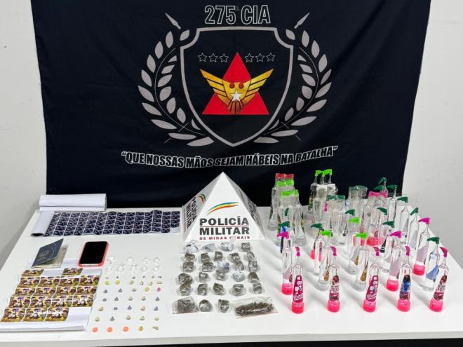 Os PMs apreenderam 40 garrafas de lança-perfume e outras drogas com o jovem preso