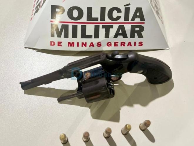 O revólver apreendido com o homem durante a abordagem em Ipaba