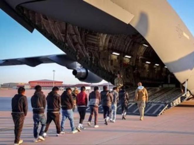 Aronave da FAB foi usada para transportar deportados de Manaus para Confins, depois que avião fretado pelos EUA deu defeito e parou para manutenção no Amazonas 